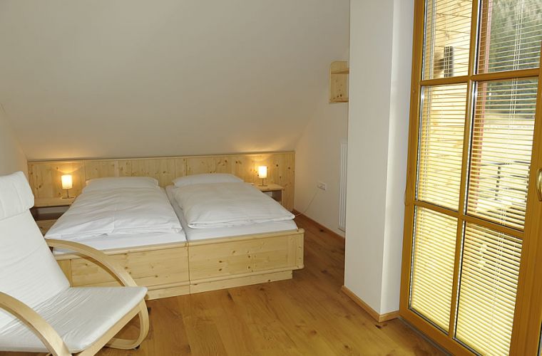 Schlafzimmer mit Doppelbett